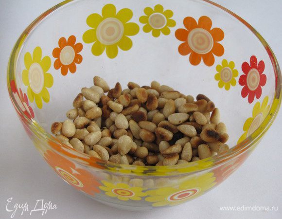 Кедровые орешки обжарить на сухой сковороде.