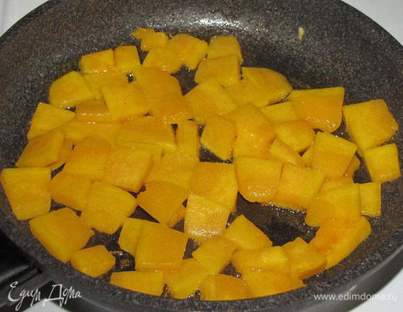 Тыкву нарезать ломтиками и обжарить в 1 ст. л. оливкового и 1 ст. л. сливочного масла в течении 5 минут, помешивая. Тыква не должна быть слишком мягкой.