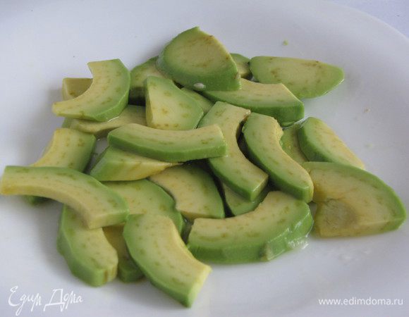 Авокадо очистить, нарезать ломтиками и сбрызнуть лимонным соком, чтобы не потемнел.