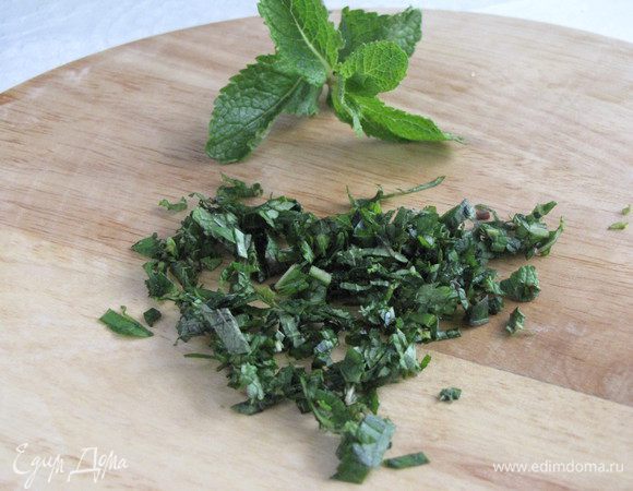 Приготовим заправку. Мяту и базилик вымыть, разобрать на листики и мелко нарезать.