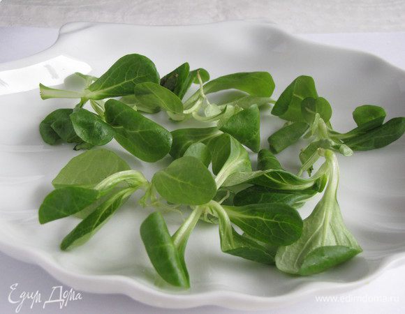 Салат корн вымыть, обсушить и выложить на сервировочное блюдо.