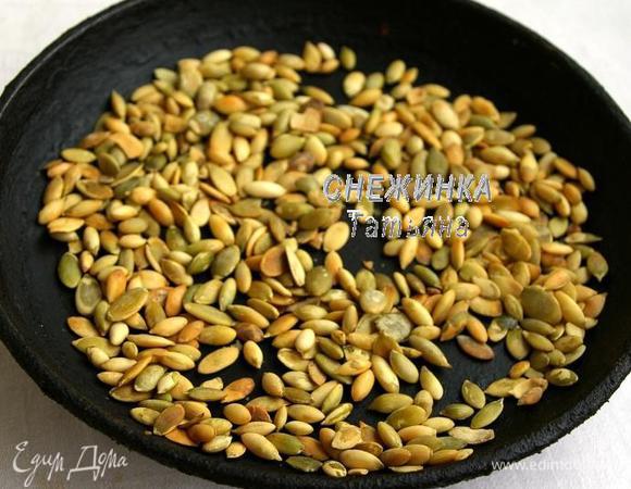 Приготовим пралине. Тыквенные семечки обжариваем на сухой сковороде до румяности. 