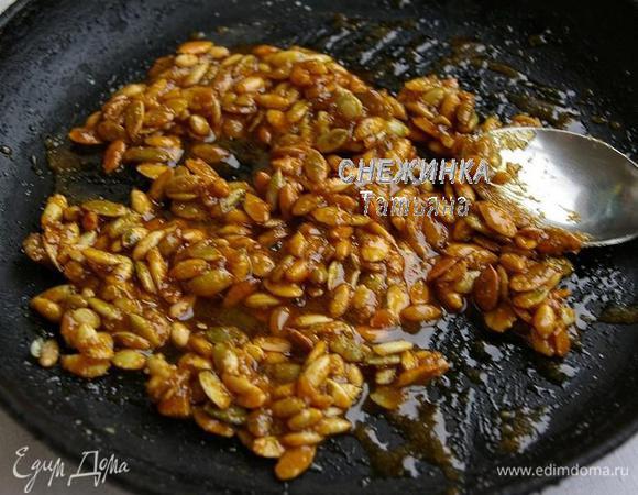 Как только весь сахар растаял, добавляем семечки, перемешиваем, держим ещё минутку и выключаем огонь. Полученную массу выкладываем на пергамент, разравниваем и даём полностью остыть и застыть.

