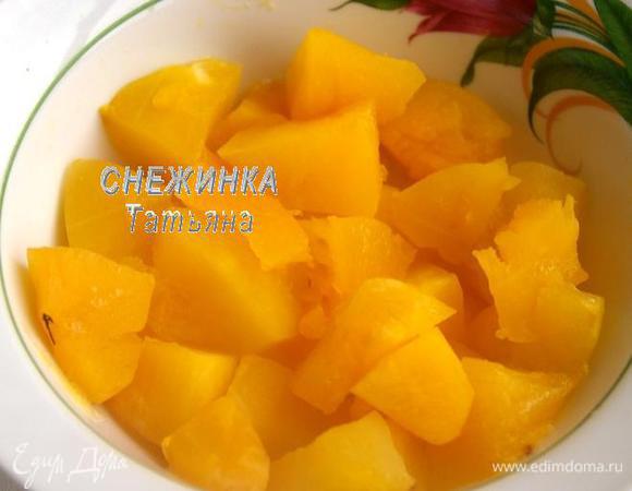 Для флана подготовим тыкву. Очищенную мякоть нарезаем кубиком, заворачиваем в фольгу и запекаем в духовке при 200С до мягкости.