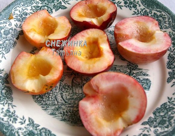 Яблоки моем, разрезаем пополам, вырезаем семенное гнездо. Сбрызгиваем лимонным соком  и ставим запечься в микроволновку на 2 минуты. 