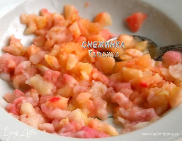 Из мягких яблок ложечкой вынимаем мякоть, пюре не делаем, слегка разминаем, оставляя небольшие кусочки.