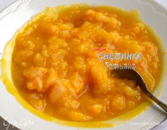 Из готовой тыквы делаем пюре. Добавляем в него сахар, ванилин, имбирь, коньяк. Перемешиваем. Соединяем с яблоками.

