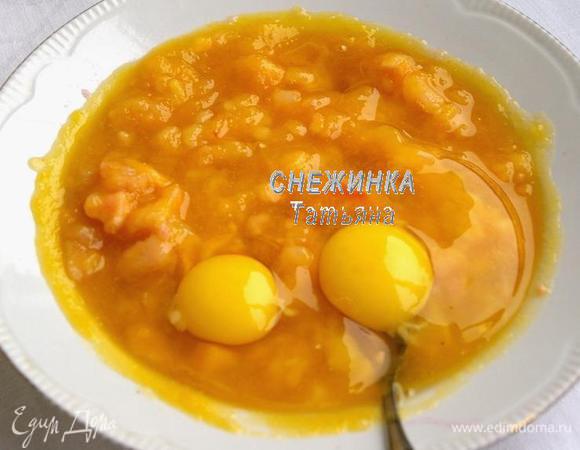 Добавляем яйца. Хорошо перемешиваем. Можно яйца предварительно слегка взбить венчиком или вилкой и затем смешать с общей массой. 