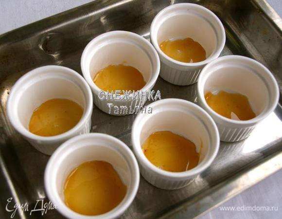 В керамические формочки наливаем понемногу мёда, чтобы он распределился по дну. Формочки ставим в бОльшую форму или противень с высокими бортами.