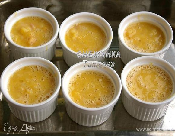 Затем раскладываем в формочки тыквенную массу. Ставим форму в духовку, разогретую до 180С. Наливаем в неё кипяток, чтобы он доходил до середины маленьких формочек.