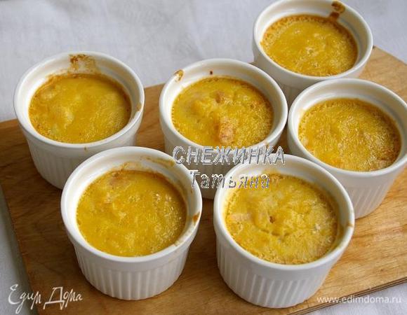 Выпекаем флан 50 минут, сверху он станет золотистого цвета. Вынимаем формочки из воды. Полностью остужаем!

