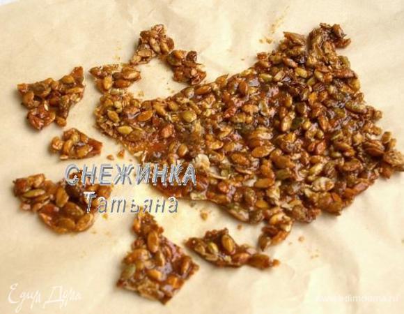 Для подачи уже застывшее пралине разламываем на кусочки. 