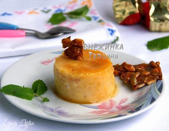 Чтобы перевернуть флан, проходимся ножиком вдоль краёв формочек и очень легко переворачиваем на блюдце. Дополняем десерт пралине из тыквенных семечек.