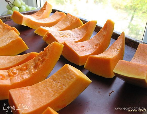Сначала надо приготовить тыквенное пюре, для этого тыкву нарезать ломтиками вместе с кожицей, выложить на противень и запекать в разогретой до 200оС духовке 30-40 минут до мягкости.