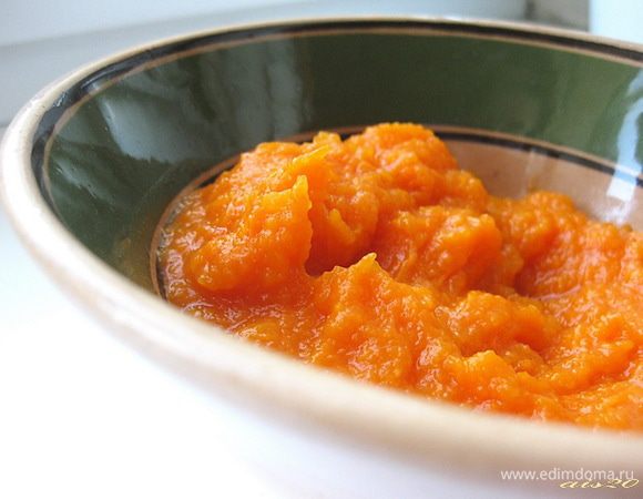 Готовую тыкву очистить от кожицы и пюрировать с помощью блендера.
Для теста нам понадобится 160 г готового тыквенного пюре.