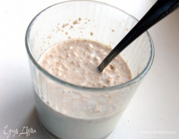 Молоко подогреть до 40оС, добавить дрожжи, оставить на 5-10 минут, чтобы дрожжи «разошлись».