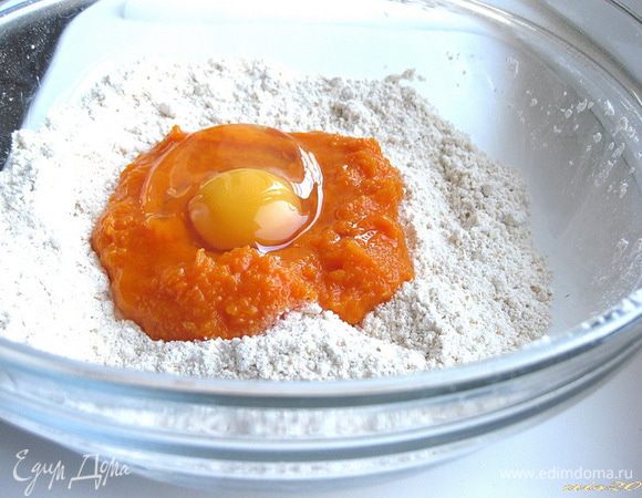 Добавить молочно-дрожжевую смесь, тыквенное пюре со сливочным маслом и яйцо, тщательно вымесить тесто в течение минут 10, по необходимости подсыпать муку.
Тесто должно получиться мягким и немного липнущим к рукам.