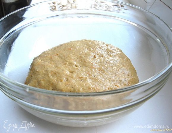 Выложить тесто в миску, смазанную оливковым маслом, и накрыть пленкой.
Поставить миску в теплое место на 1,5-2 часа, пока тесто не увеличится вдвое.