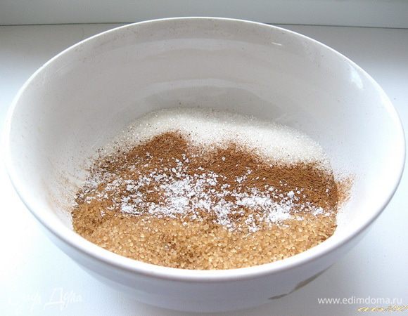 Для начинки растопить сливочное масло.
Смешать коричневый и белый сахар с корицей и солью.