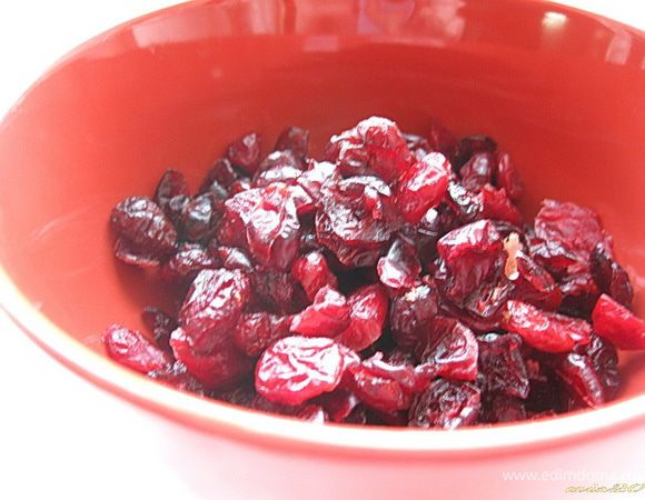 Клюкву залить кипятком на пару минут и откинуть на сито, чтобы убрать лишнюю влагу.