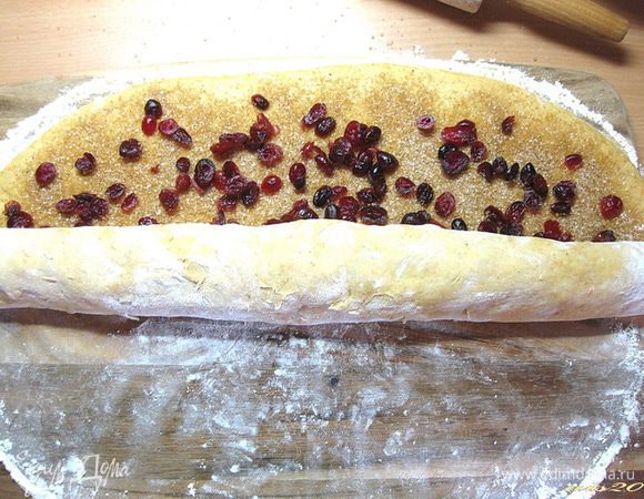 Аккуратно свернуть тесто с начинкой в неплотный рулет.
Выложить рулет швом вниз и нарезать кружками толщиной 2-3 см.