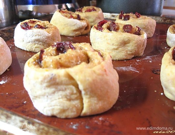 Противень застелить пергаментной бумагой или силиконовым ковриком, слегка смазать маслом.
На противень выложить нарезанные кружки рулета срезом вверх на расстояние 2-3 см друг от друга. Накрыть полотенцем и дать расстояться в течение 30 минут.
В это время разогреть духовку до 180оС.