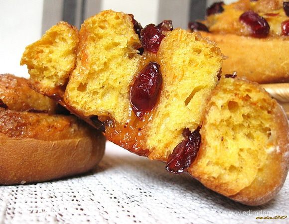 Готовые плюшки остудить и срочно подавать к столу, так от их аромата все ваши домочадцы уже сбегутся на кухню.
Приятного аппетита!