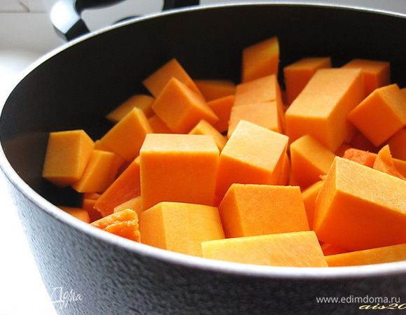 Тыкву нарезать крупными кубиками и выложить в кастрюлю.