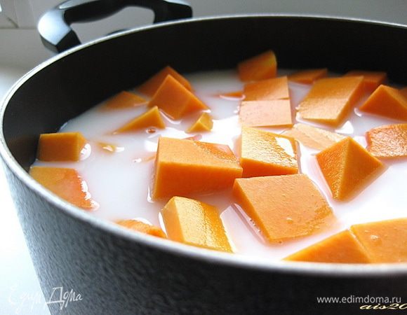 Залить молоком, смешанным с водой.