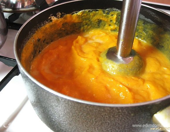 Доведенную до мягкости тыкву откинуть на сито (молоко пока не выливать). Пюрировать тыкву в блендере до однородной консистенции, если вы хотите получить более жидкую кашу, можно добавить молоко, в котором варилась тыква.