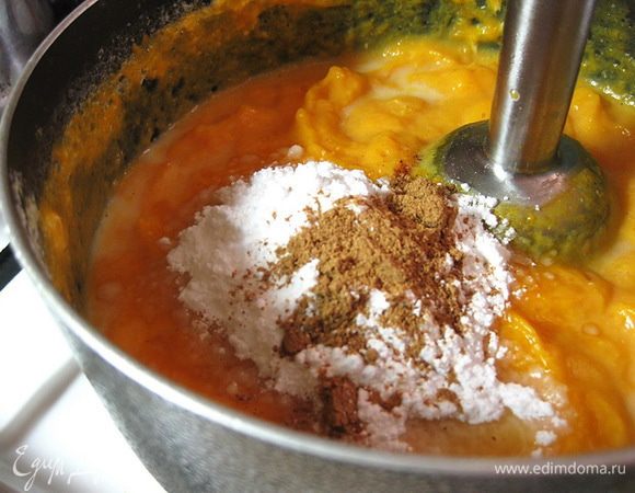 Добавить сахарную пудру и корицу и еще раз все взбить блендером. Каша получается кремообразной.