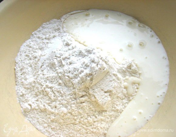 Соединяем муку с любой жидкостью...,у меня был питьевой йогурт, но и молоко пойдёт или даже вода. Муки у меня ушло в тесто 250 г и на подсыпку 50 г...