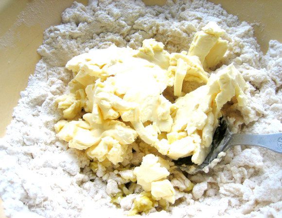 Отправим сырок в тесто.