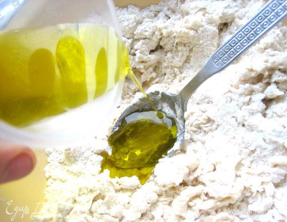 Добавим ложку оливкового масла, а остальные 40 мл ушли на промазывание коржей!