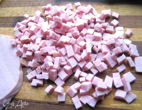 Из добавочек возьмём, например, колбасу и мелко-мелко нарежем.