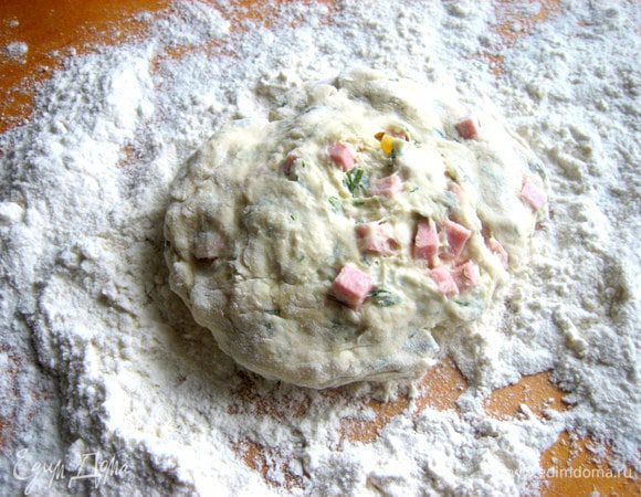 Кладём колобок теста на доску с мукой...