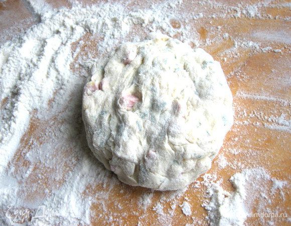 Обваливаем, чтобы не прилипало к скалке...