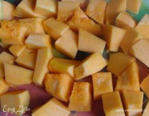 Тыкву порезать не крупно, очистить от шкуры и семян.