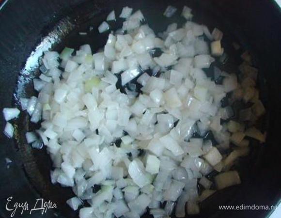 Лук измельчить и обжарить на растительном масле до прозрачности.