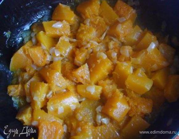 Добавить тыкву и тушить на среднем огне до испарения жидкости и мягкости тыквы.