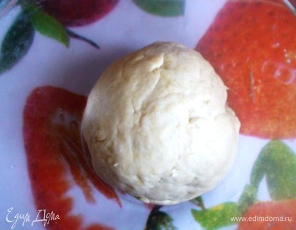 Для теста в просеянную муку, добавить соль, растительное масло и винный уксус и замесить эластичное тесто,  постепенно подливая воду.