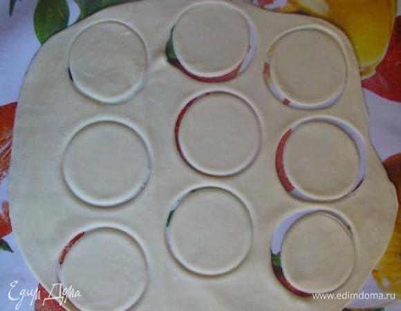 На присыпанной мукой столешнице раскатать тонко тесто и вырезать блюдцем кружочки около 10 см в диаметре.