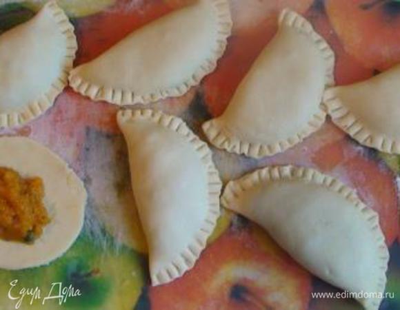 На каждый кружочек выложить 1 ст.л. начинки, сложить пополам и защипать края (как на вареники).  Для красивого среза края пирожков можно прижать вилкой.