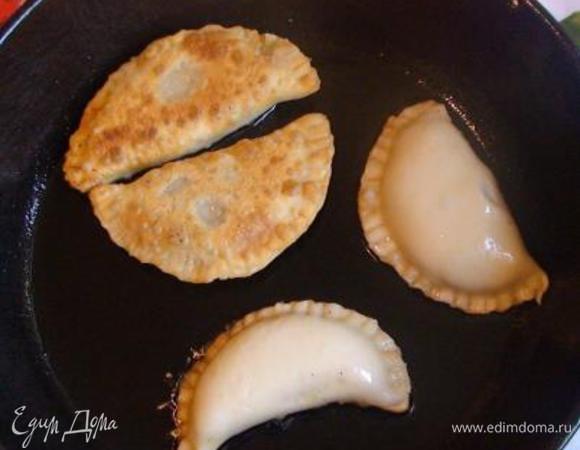 Жарить пирожки в разогретом масле до золотистого цвета. 