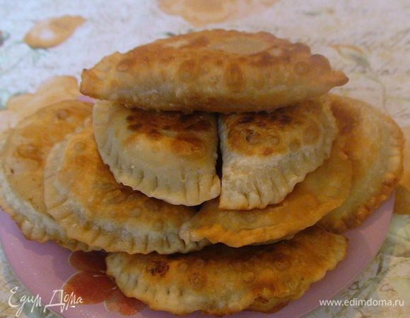 Готовые пирожки выложить на бумажное полотенце и дать впитался лишнему жиру.