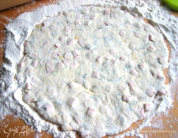 И раскатываем без усердия в лепёшку (можно не выравнивать края, так даже по-домашнему!),