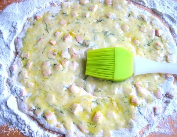 Теперь смазываем кисточкой с оливковым маслом всю поверхность.