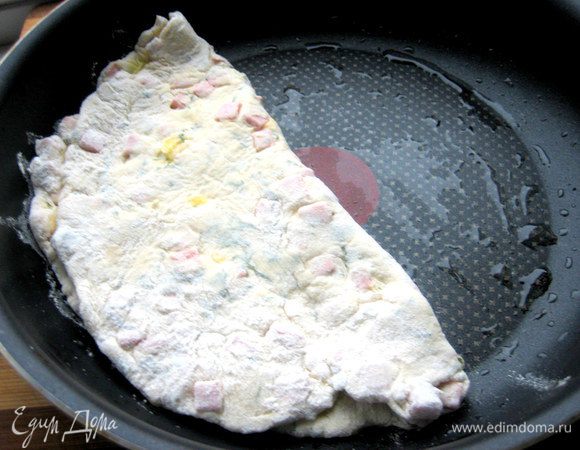 Складываем для удобства пополам и переносим в разогретую и тоже смазанную сковороду с антипригарным покрытием.
