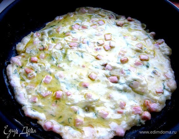 Расправляем быстро и жарим до золотистого состояния под крышкой.