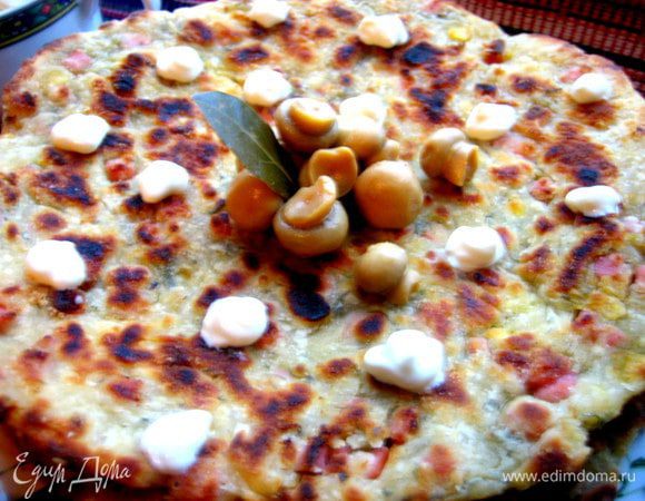 Украшаем маринованными грибочками и каплями сметаны.